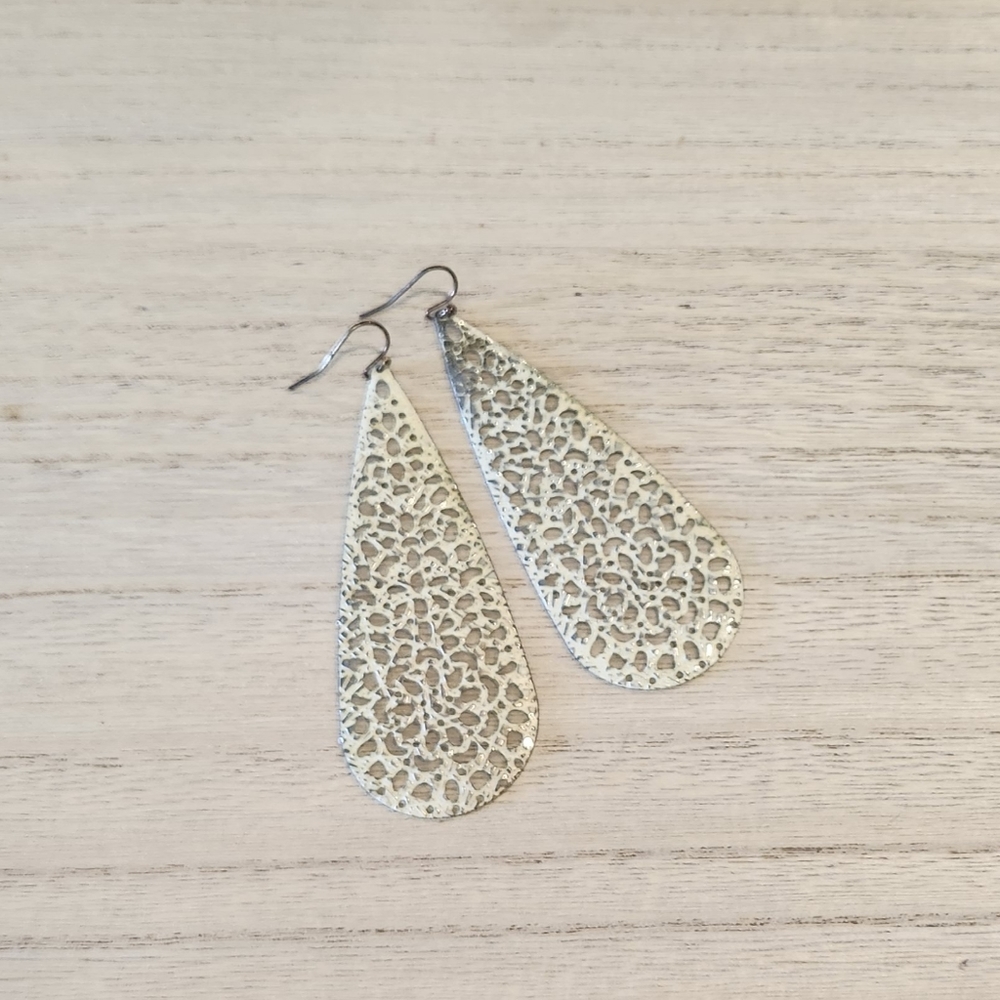 Antiqued lightweight cream & gold drop earrings